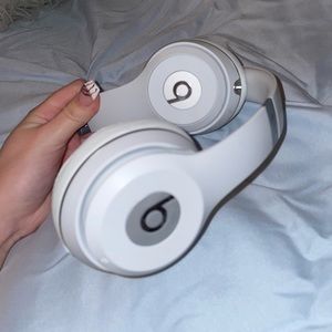 white wireless beats